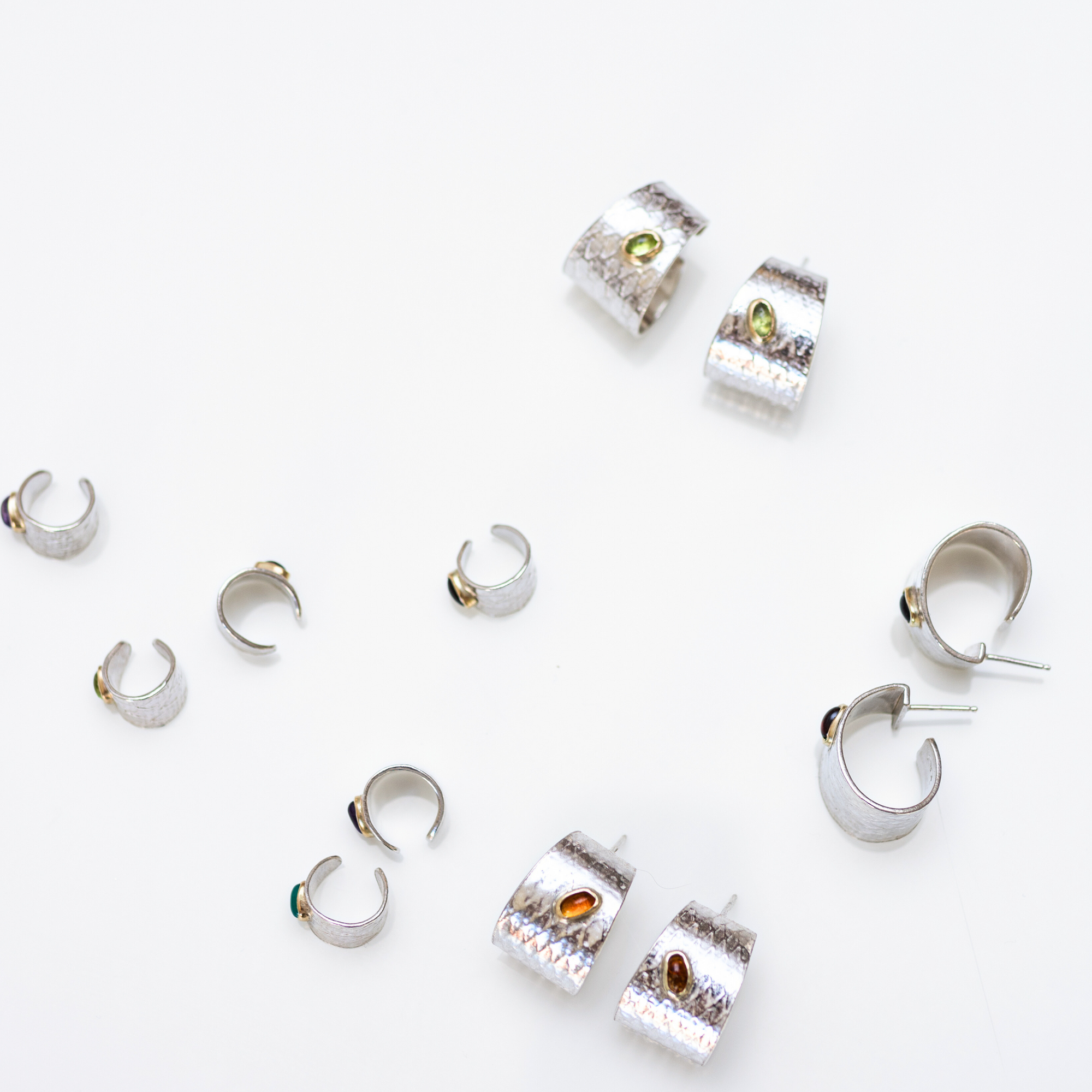 Reptilia silver earcuff with natural gemstone, close-up front view.