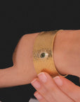 Reptilia Cuff by carlota guardia in vermeil and sterling silver, worn by a model, presenting the different sizes and finishes of the design