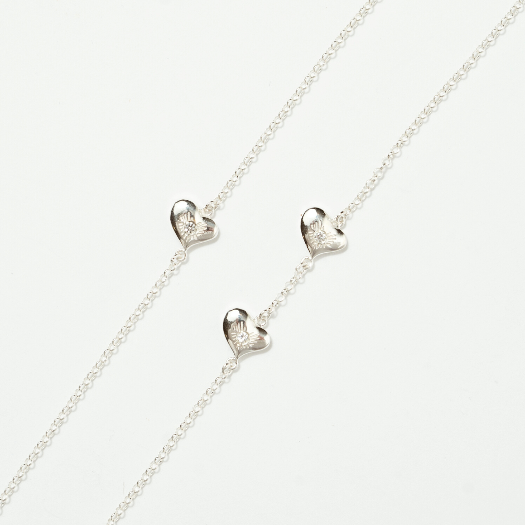 detail-silver-chain-bracelet-hearts-diamonds.png