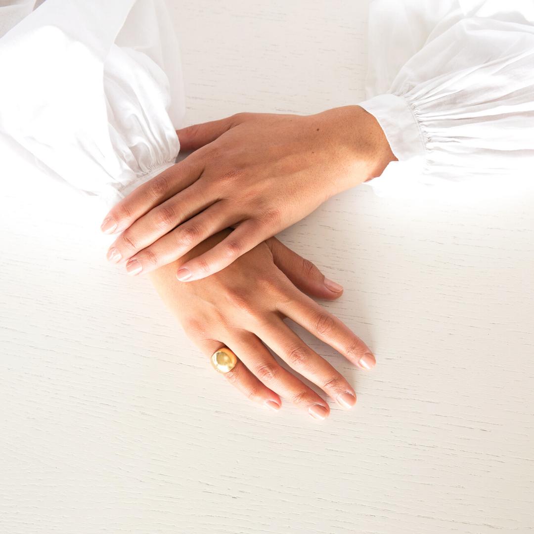 Detail of the Bubble Spark ring, a compact and luminous design handmade in Spain