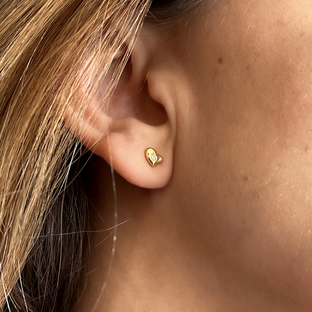 mini-earrings-gold-diamonds-in-model-conscious-jewelry.png